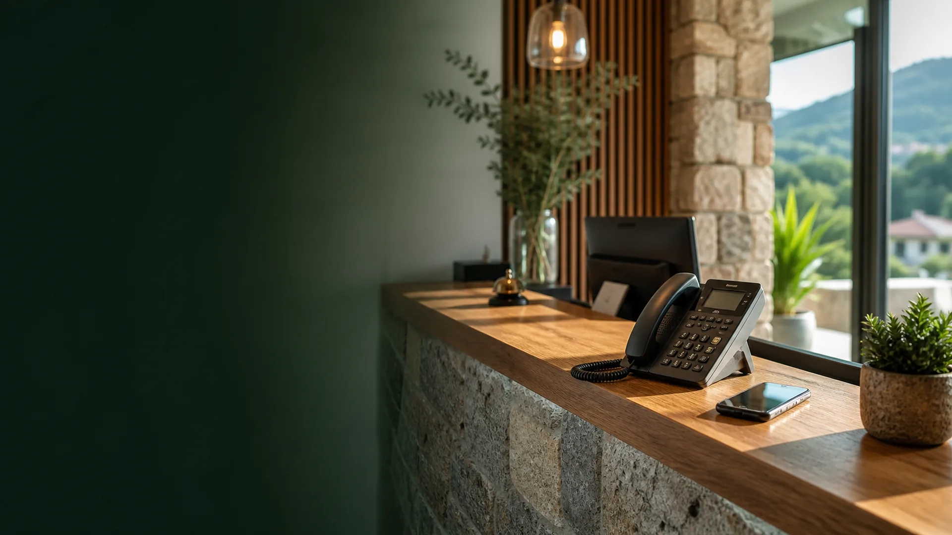 Recepción local en Galicia con teléfono preparado para atender clientes